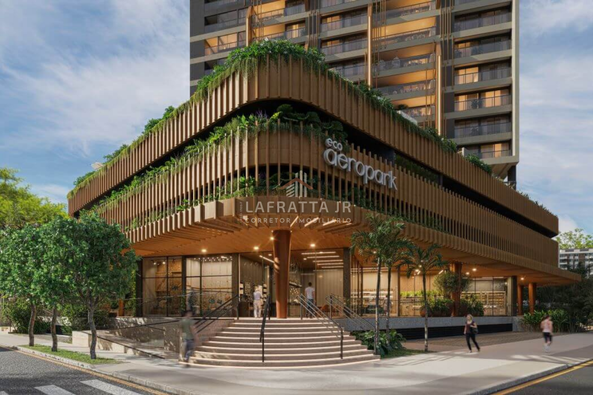 Fachada comercial e residencial do Eco Aeropark em João Pessoa, destacando arquitetura biofílica com brises de madeira, vegetação integrada nos pavimentos e escadaria curva de acesso ao lobby.