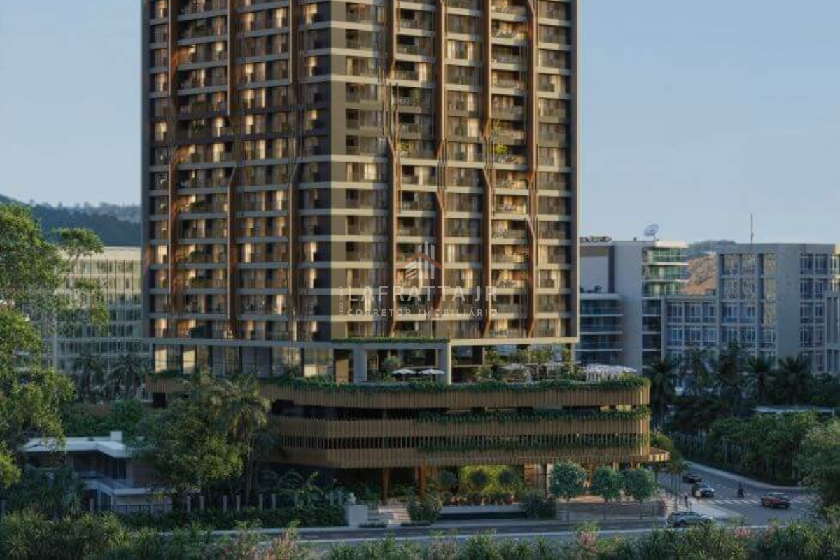 Fachada comercial e residencial do Eco Aeropark em João Pessoa, destacando arquitetura biofílica com brises de madeira, vegetação integrada nos pavimentos e escadaria curva de acesso ao lobby.